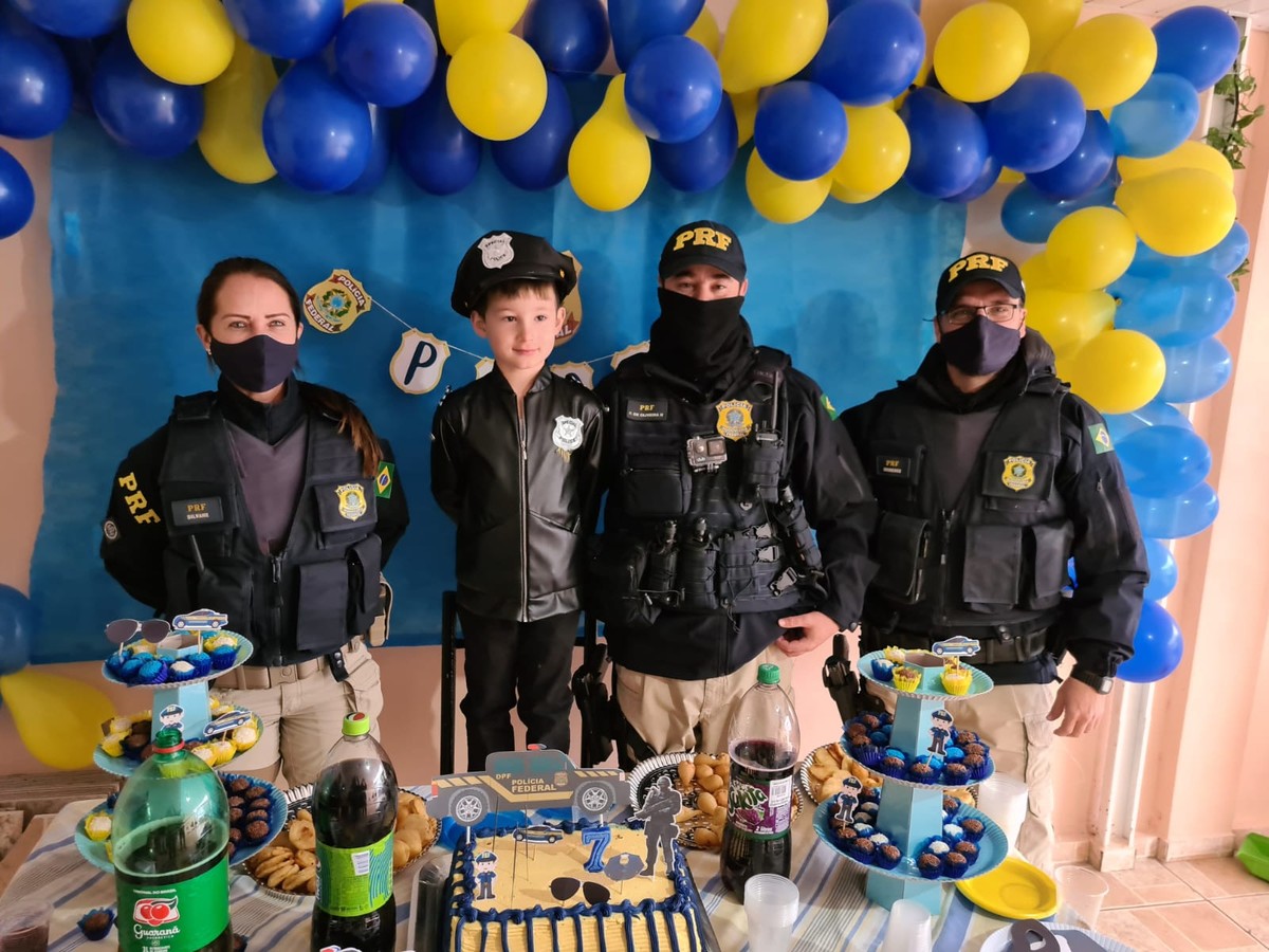 Com sonho de ser policial, menino é surpreendido pela PRF em festa de aniversário, no Paraná - Vimarsana News