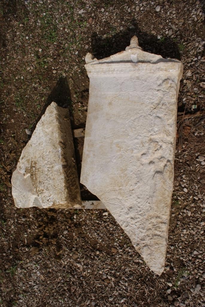 Lápide de mármore encontrada em uma das tumbas na Grécia (Foto: Reprodução/https://ilia-olympia.org/)