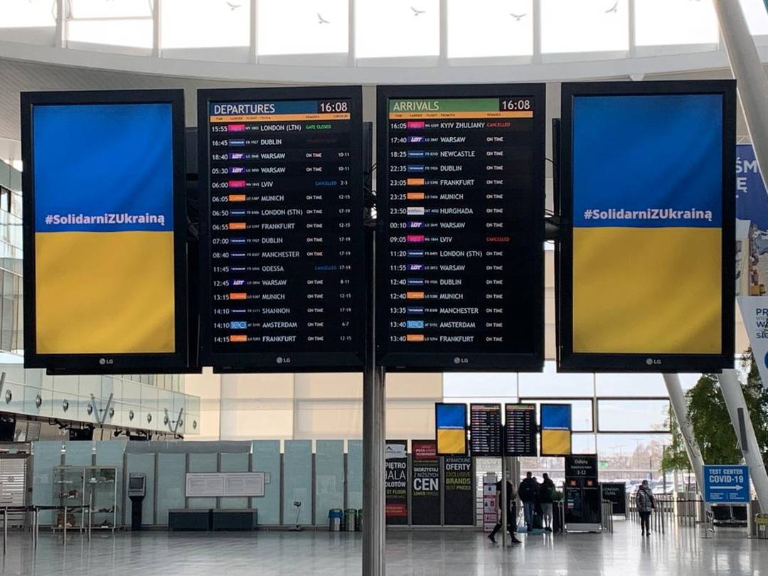 Painel do aeroporto internacional de Wroclaw, na Polônia, faz homenagem à Ucrânia no painel que mostra voos cancelados para o país vizinho
