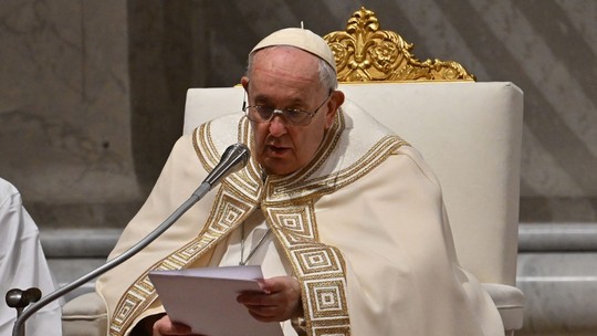 Papa Francisco ataca leis anti-LGBT+ e diz que 'ser homossexual não é crime' 