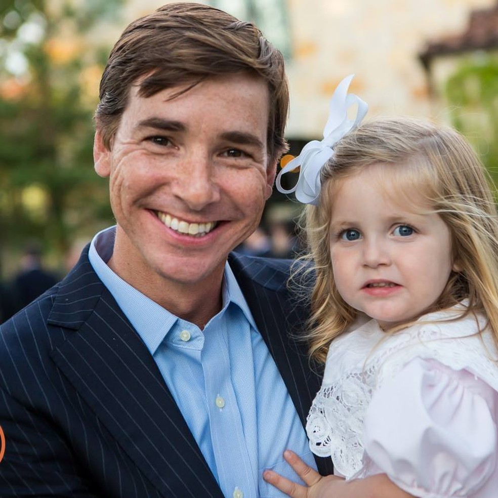 O pastor Chad Scruggs com sua filha Hallie Scruggs, em foto antiga. A menina morreu no ataque à escola em Nashville — Foto: Reprodução/Fecbook/Chad Scruggs