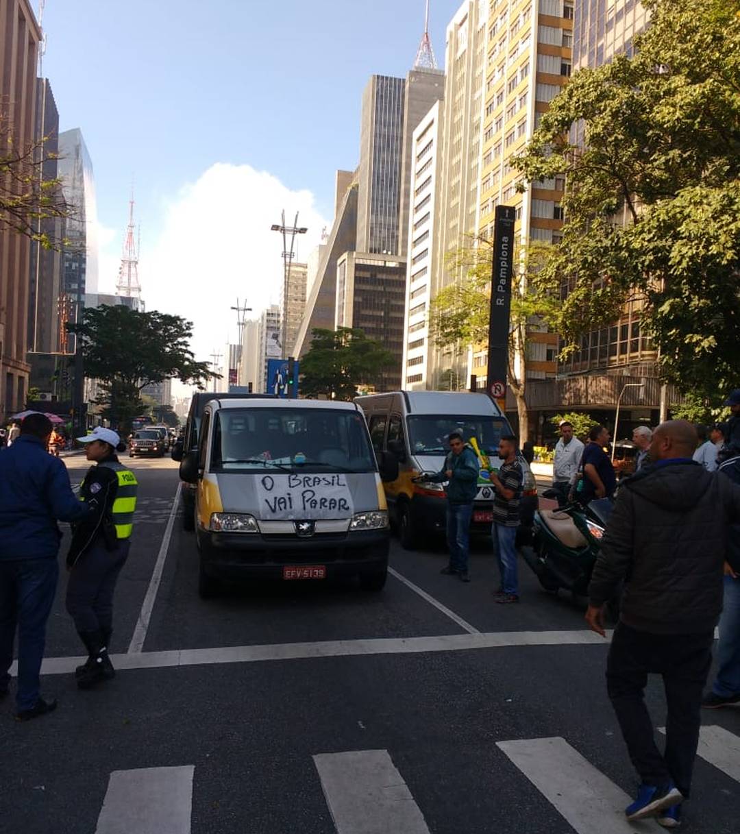 Motoristas de vans realizam protesto em frente ao Masp, na Avenida Paulista