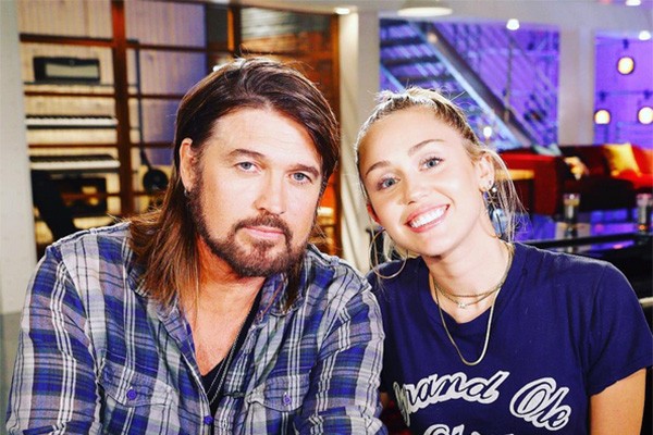Billy Ray Cyrus e Miley Cyrus nos bastidores do The Voice (Foto: Instagram)