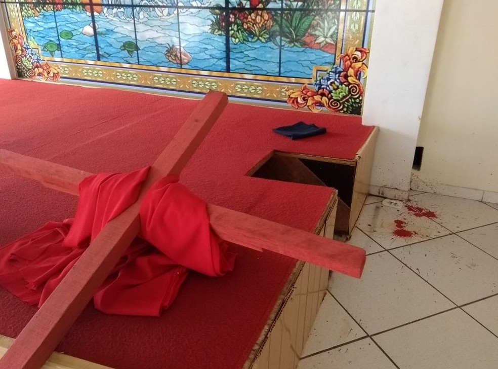 Mulher estava limpando o altar da igreja quando levou uma facada nas costas; ela ainda correu para pedir socorro, mas não resistiu (Foto: Valéria Oliveira/G1 RR)