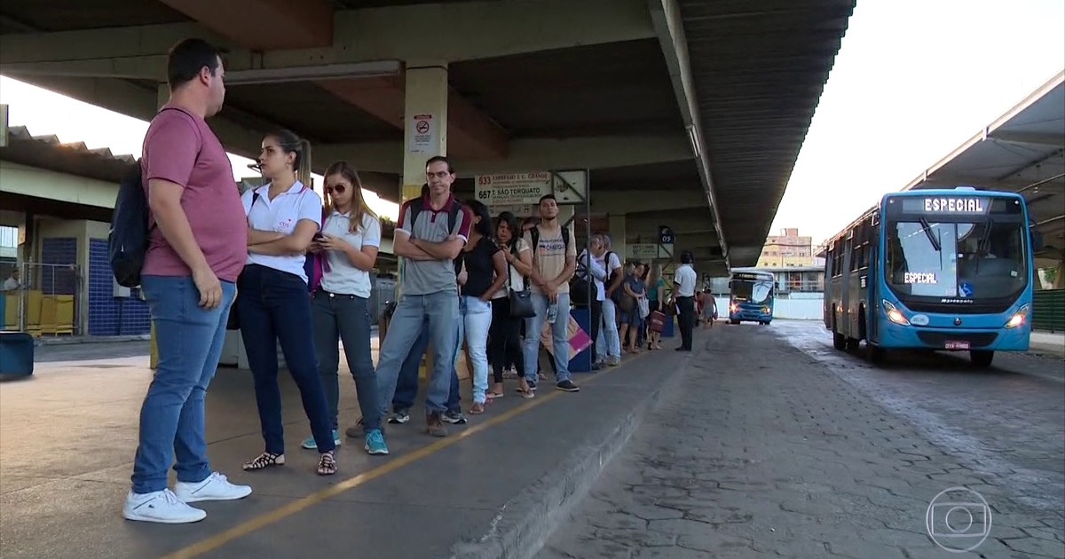 Jornal Hoje - Ônibus, escolas e comércio voltam a funcionar no Espírito ...