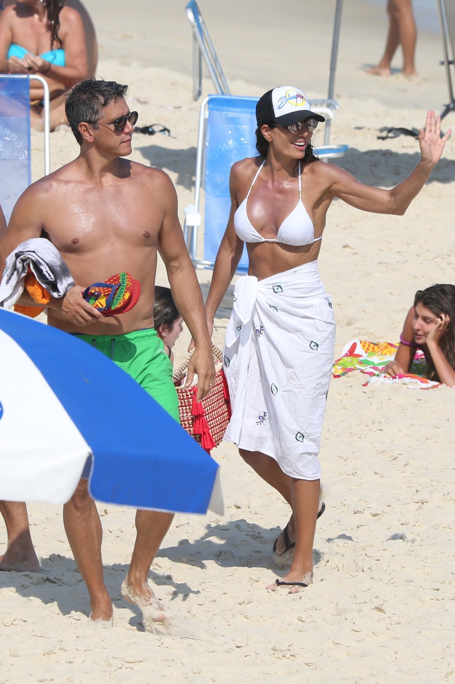 Marcio Garcia curte praia com família e amigos (Foto: Dilson Silva/AgNews)