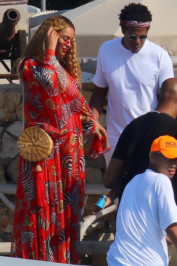 Beyoncé usa bolsa Waiwai em passeio com Jay-Z na França (Foto: Backgrid)