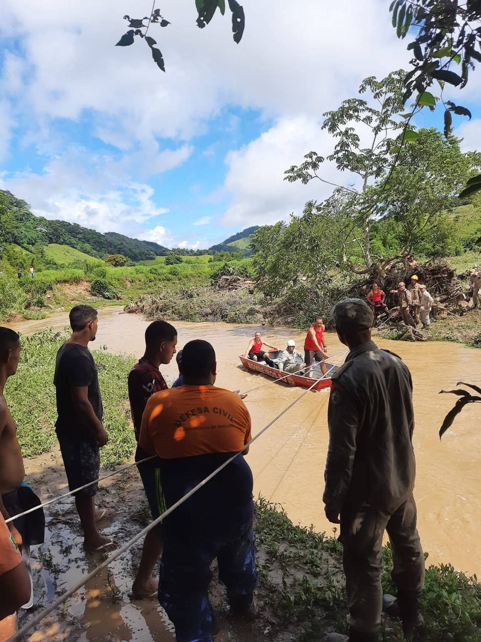 Chuva deixou comunidade ilhada em Cachoeiras de Macacu — Foto: Divulgação Defesa Civil