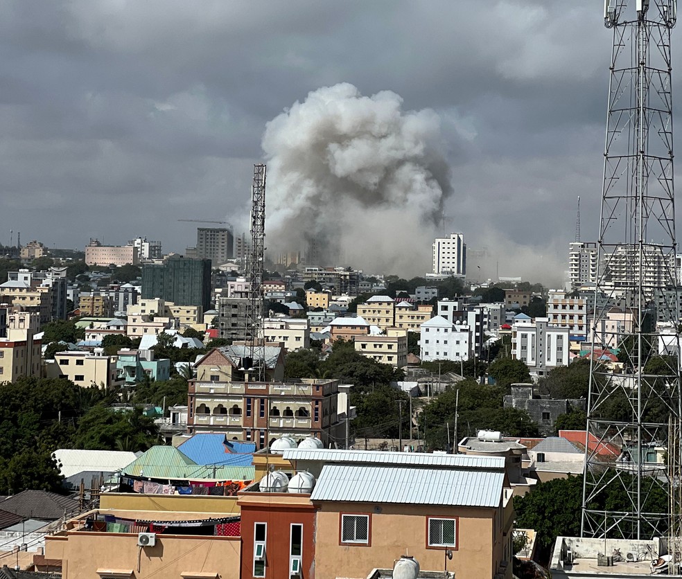 Imagem de fumaça causada por explosão em Mogadíscio, na Somália, em 29 de outubro de 2022 — Foto: Abdihalim Bashir/Reuters