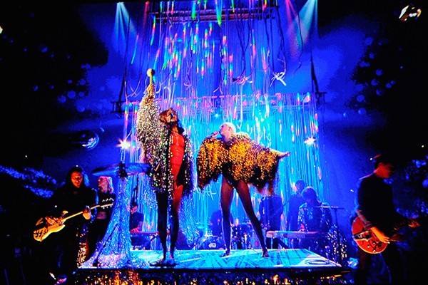 Miley Cyrus canta 'Lucy In The Sky With Diamonds' com a banda Flaming Lips (Foto: Getty Images)