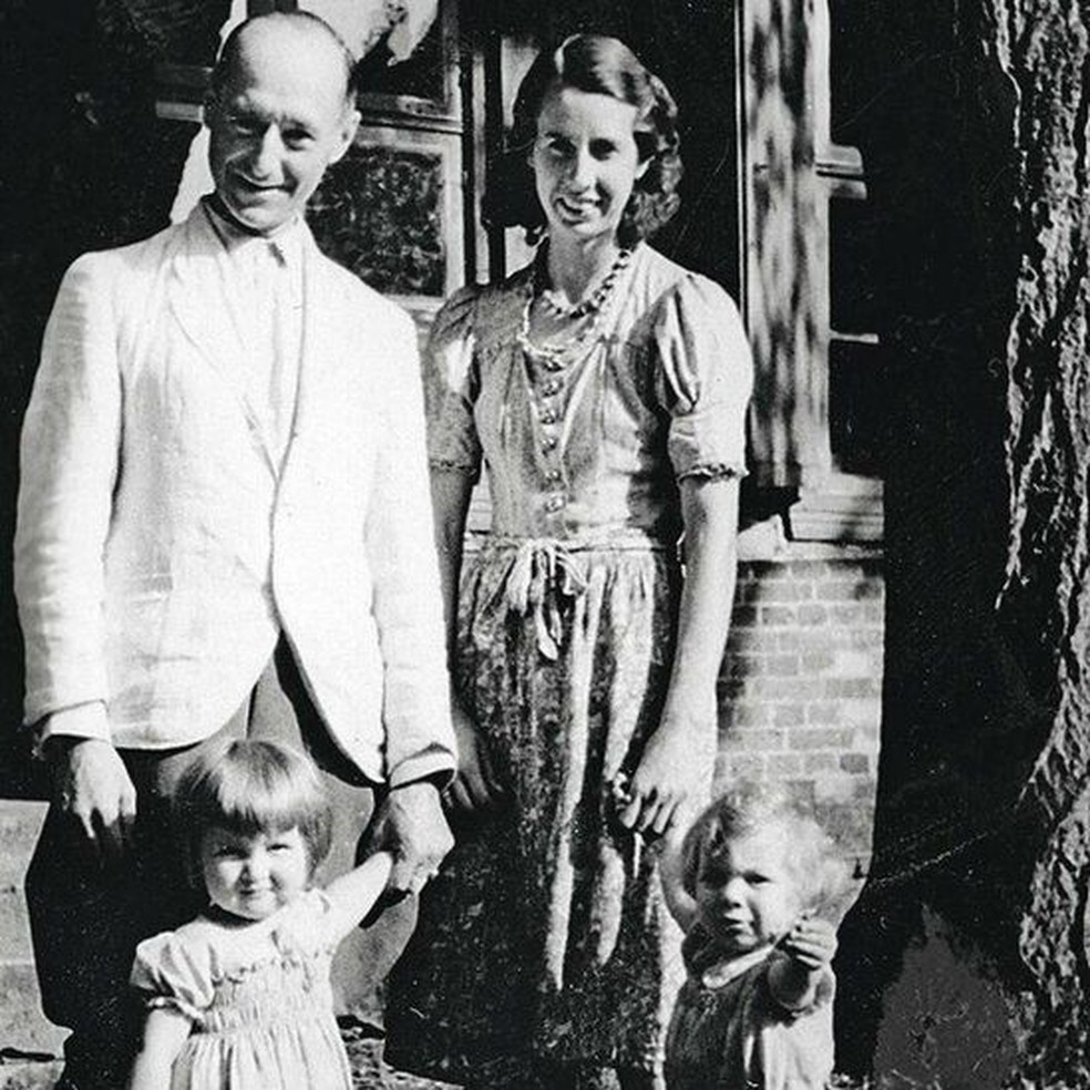 Hermann e Gisela von Oelhafen adotaram Ingrid (esq.) e Dietmar (dir.); sua missão era criar crianças 