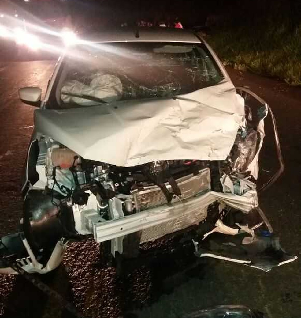 Veículo não conseguiu frear e bateu no carro que estava parado na rodovia (Foto: Polícia Rodoviária Estadual/Divulgação)