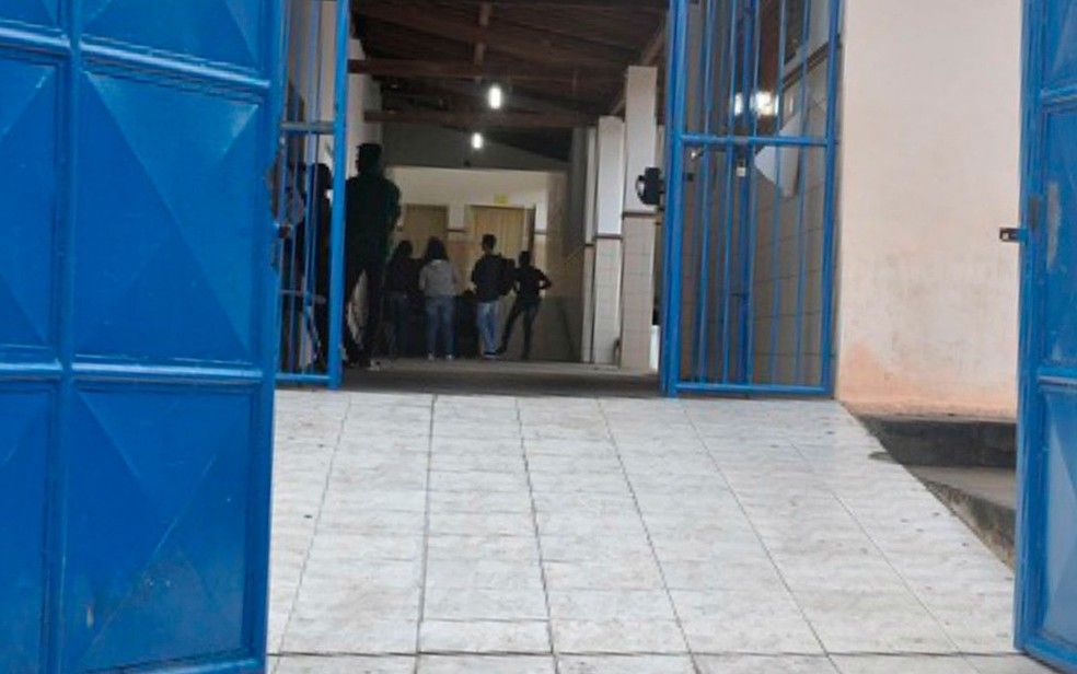 Adolescente foi ferido com golpe de canivete após brigar com colega perto da escola na Bahia (Foto: Blog Marcos Frahm )