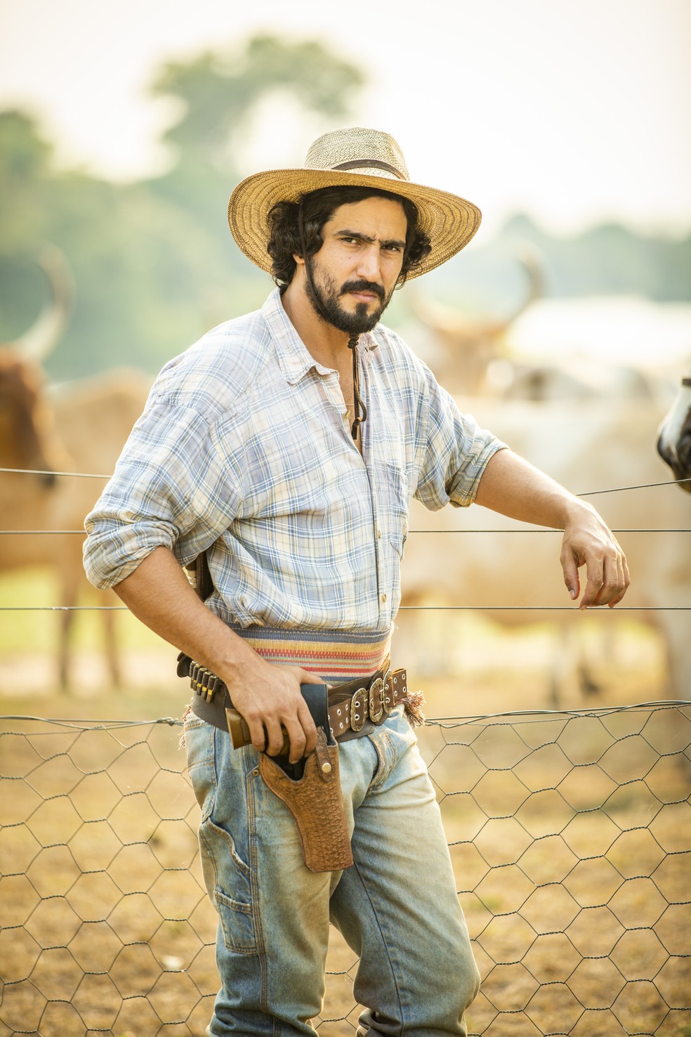 Renato Góes interpreta José Leôncio na primeira fase de Pantanal — Foto: Globo