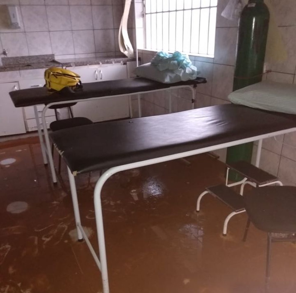 Água invadiu UBS durante temporal em Bambuí  — Foto: Prefeitura de Bambuí/Divulgação 