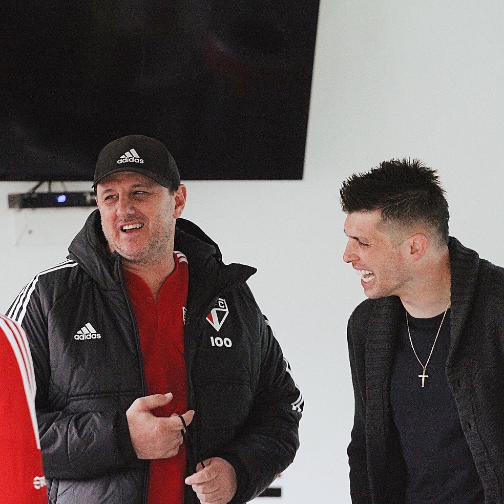 Tiago Volpi visita CT do São Paulo durante férias no Brasil; veja fotos