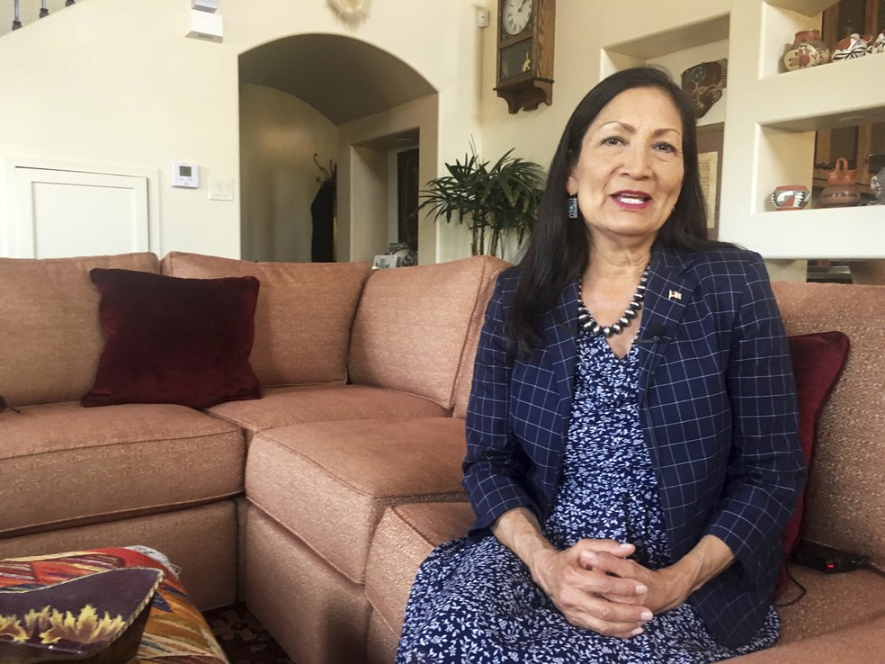 Deb Haaland, candidata democrata de origem indígena ao Congresso dos EUA, posa em sua casa em Albuquerque, em junho de 2018 — Foto: AP Photo/Russell Contreras