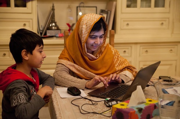 Malala ao lado do irmão mais novo, Atal (Foto: Divulgação)