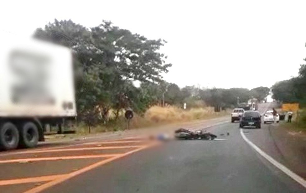 Motociclista sofre ferimentos graves após batida frontal com caminhão em rodovia de Bariri — Foto: Arquivo pessoal