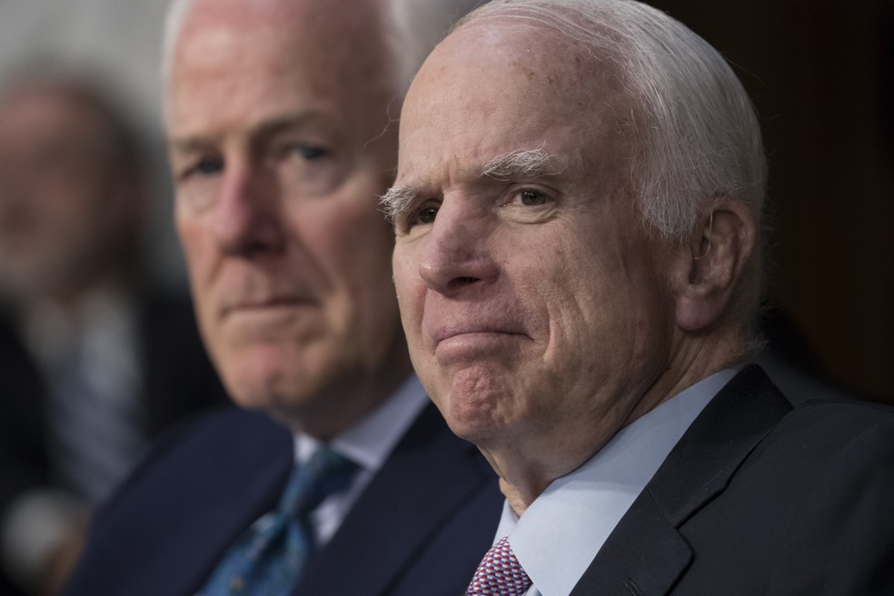 O senador republicano John McCain antes de votação no plenário do Senado em 2017 (Foto: Reuters)