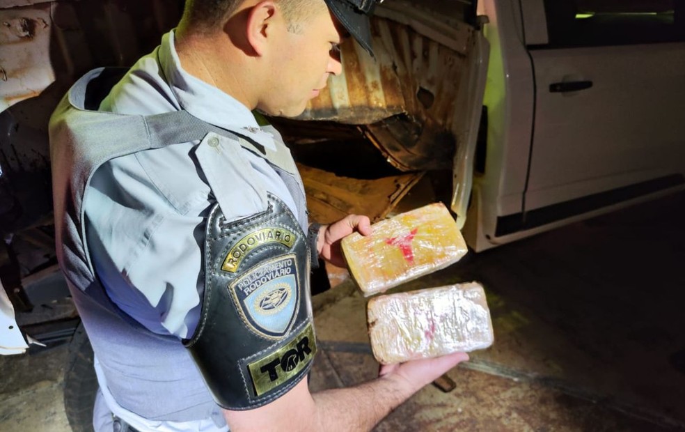 Casais são presos por transportar mais de 70 quilos de cocaína em fundo falso de caminhonete em Ourinhos — Foto: Polícia Rodoviária /Divulgação