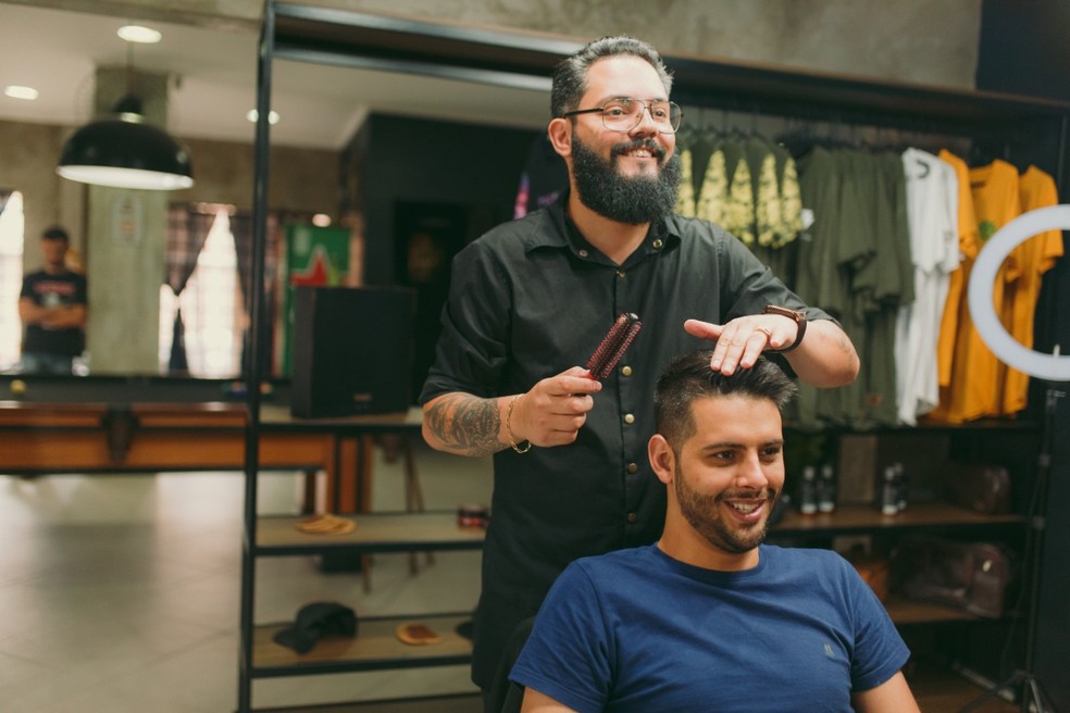 André e o barbeiro João são amigos  — Foto: Arquivo pessoal