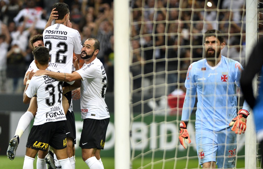 Matemático praticamente livra Corinthians de risco de queda; Vasco continua na mesma