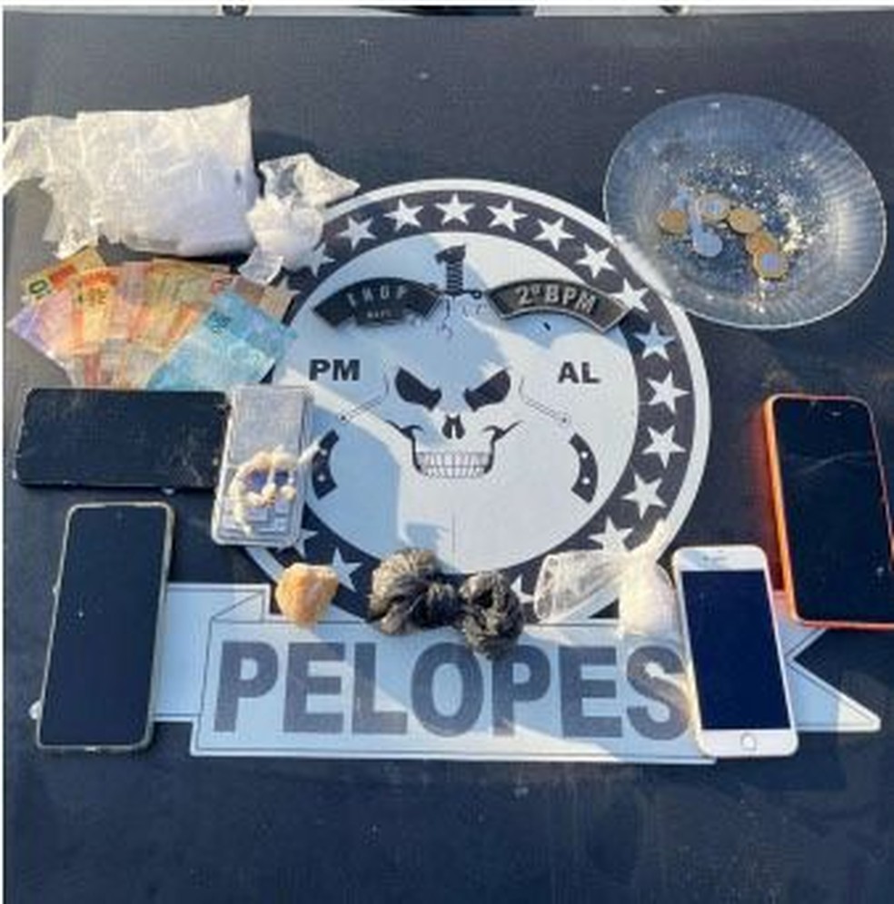 Policiais apreenderam celulares e drogas — Foto: SSP-AL