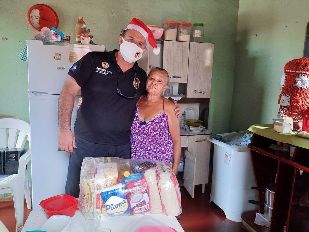 Delegado Jefferson e Valmira após doação de cesta básica às vésperas do Natal de 2021 — Foto: Polícia Civil