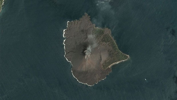 Imagem do vulcão Anak Krakatau antes do colapso, capturada pelo minissatélite Dove (17/12/2018) (Foto: PLANET LABS, INC. via BBC)