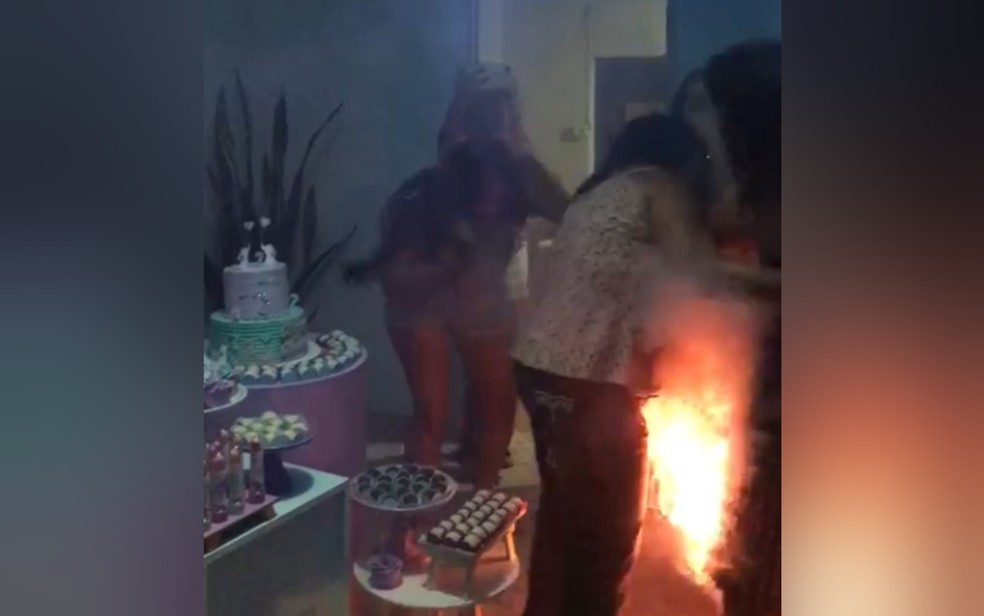 Vestido de grávida pega fogo durante chá de revelação em Goianésia, Goiás — Foto: Reprodução