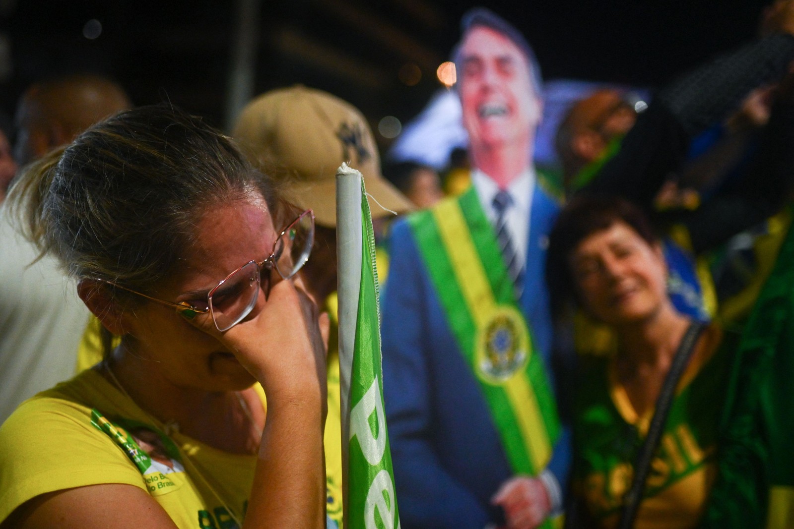Tristeza tomou conta da manifestação em frente ao Vivendas da Barra, condomínio de luxo onde o presidente vive na Zona Oeste do Rio — Foto: Andre Borges/AFP