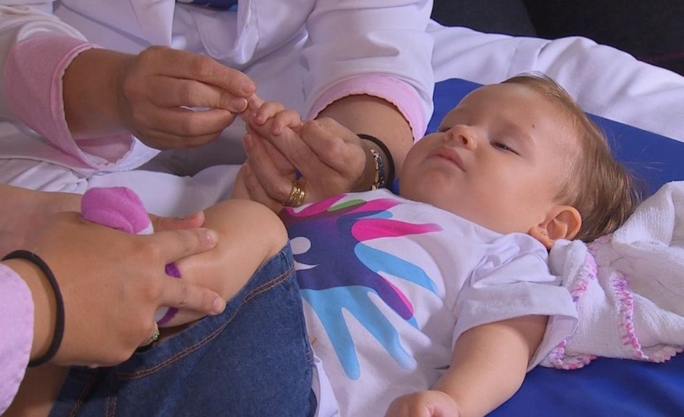 Menina de 1 ano e 7 meses faz fisioterapia todos os dias em Marília  — Foto: TV TEM / Reprodução 