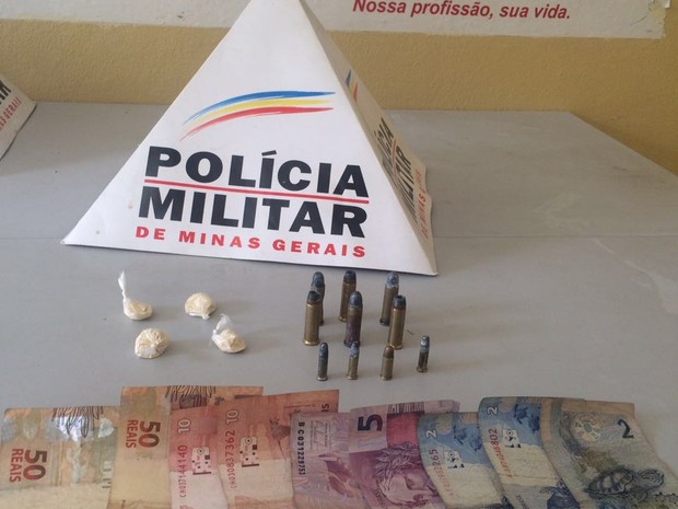 Material apreendido durante busca na residência de mulher 27 anos (Foto: Polícia Militar/ Divulgação)