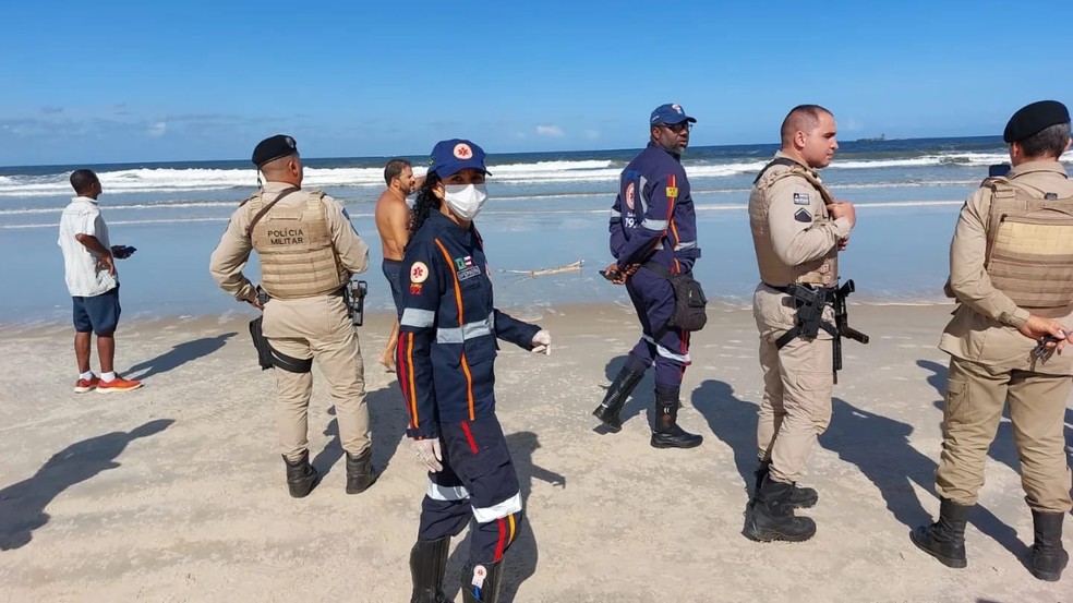 Agentes do SAMU e PM ajudam nas buscas por adolescente que sumiu no mar na Bahia — Foto: FÁBIO ROBERTO NOTÍCIAS