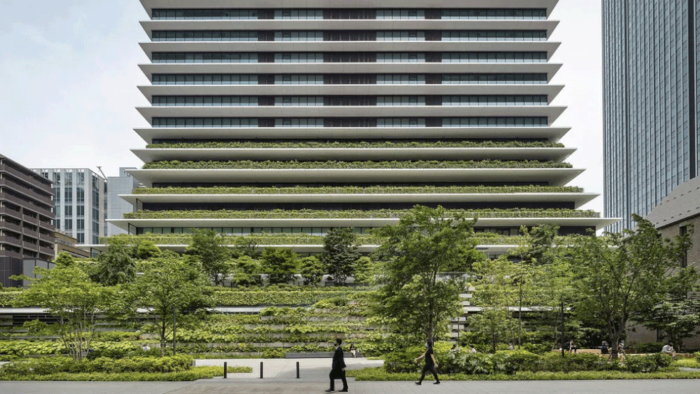 Quem passa pela rua se depara com o prédio arborizado.  — Foto: Reprodução