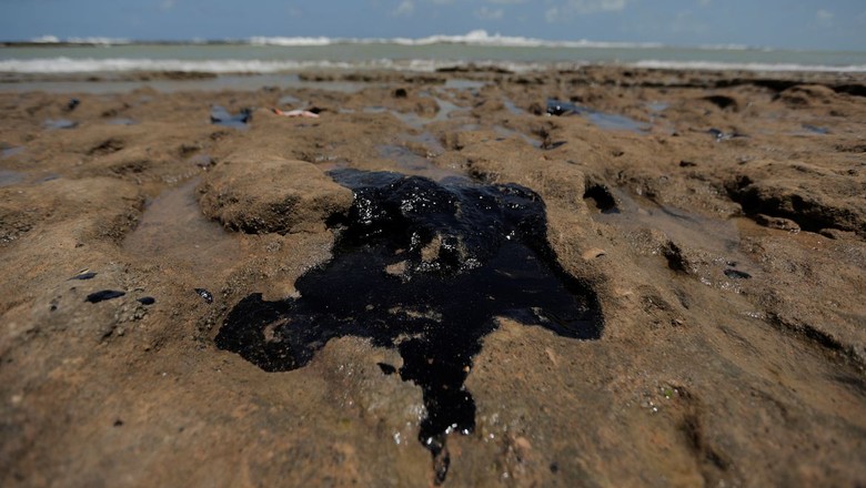 Após investigação do óleo que apareceu em centenas de praias brasileiras entre agosto de 2019 e março de 2020, concluiu-se que o resíduo veio do vazamento de um petroleiro grego (Foto: REUTERS/Alisson Frazão)
