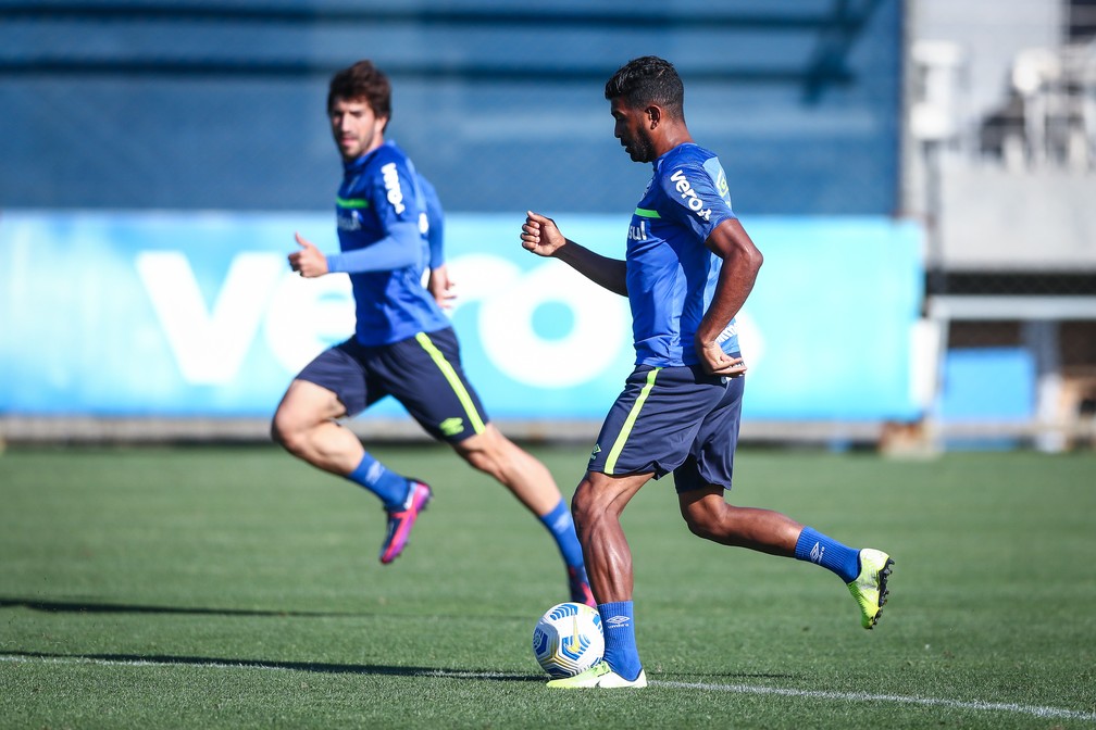 Lucas Silva e Thiago Santos em treino do Grêmio — Foto: Lucas Uebel/Grêmio