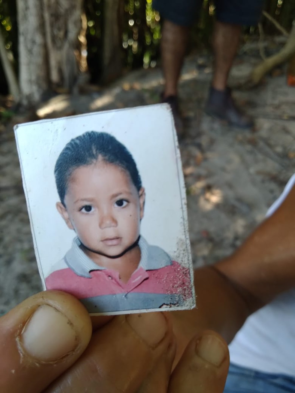 Mãe mostra a foto do filho Marcos Guilherme, quando ele tinha 2 anos de idade — Foto: Julianne Barreto/Inter TV Cabugi