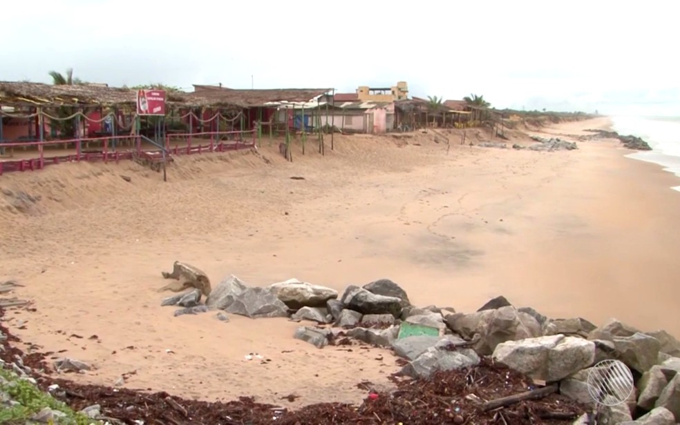 Imóveis próximos ao mar correm risco de desabamento (Foto: Reprodução/TV Santa Cruz)