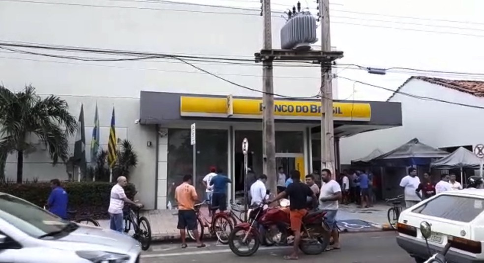 Agências do Banco do Brasil e da Caixa Econômica foram arrombadas simultaneamente em Campo Maior, no Piauí — Foto: Walter Júnior/ TV Clube