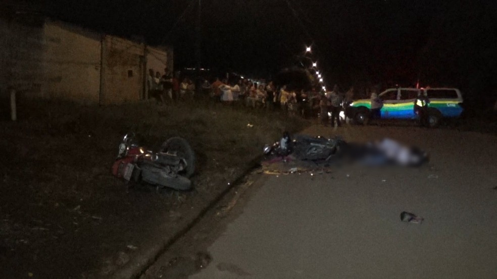 Colisão aconteceu na Avenida Perimetral Leste, Setor Parque das Gemas, na noite de domingo (12).  — Foto: Rinaldo Moreira/G1