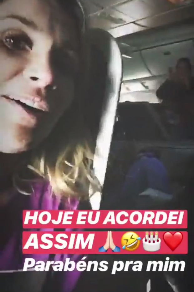 Flavia Alessandra ganha parabéns dentro do voo (Foto: Reprodução/Instagram)