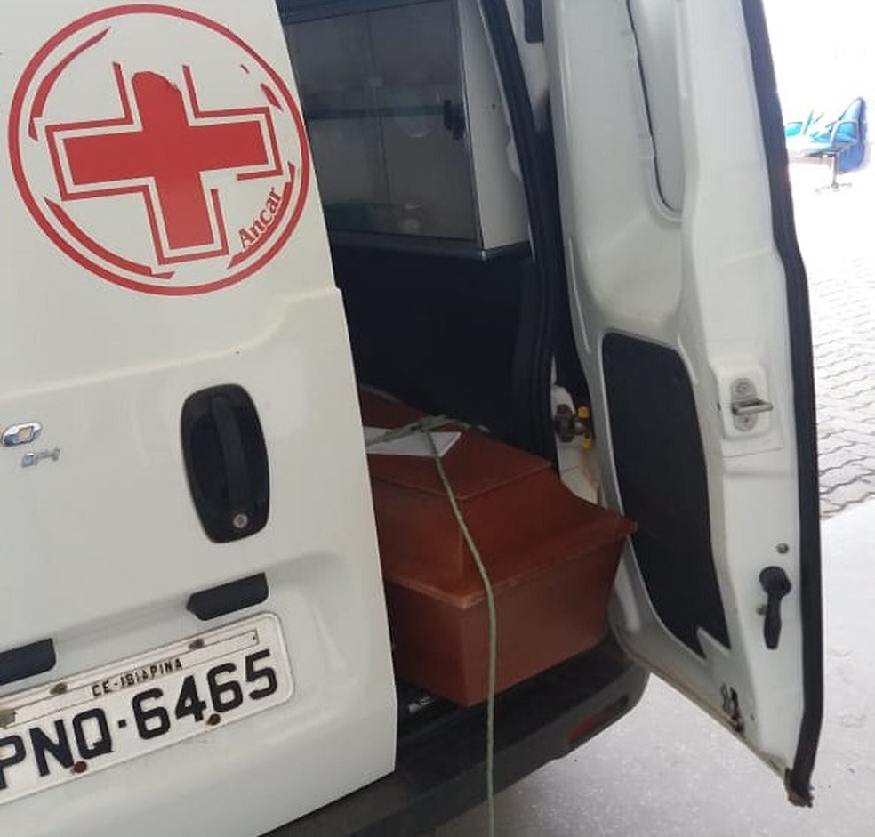 Caixão levado em ambulância aberta revoltou familiares de garota morta no interior do Ceará — Foto: Arquivo pessoal