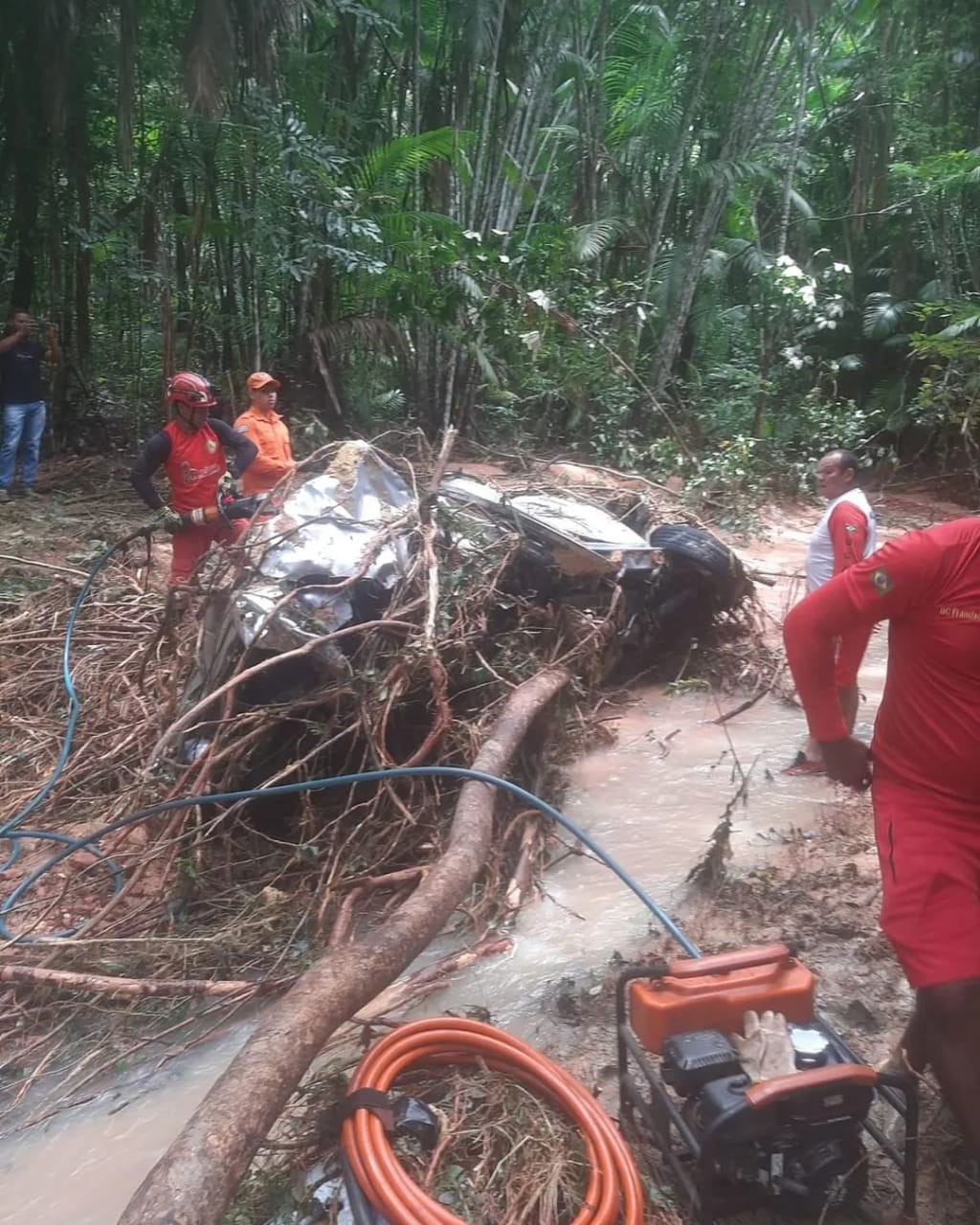 Três homens morrem após carro ser arrastado por enxurrada em Açailândia