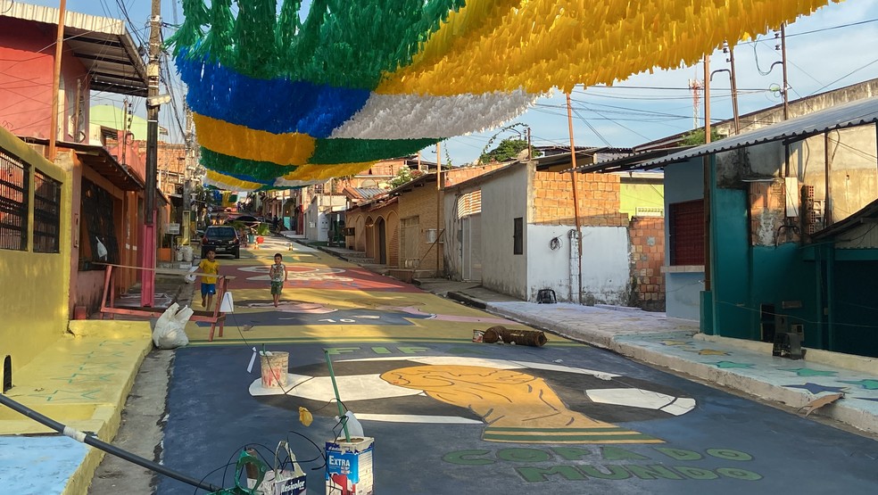 Moradores estão nos preparativos finais na ornamentação da Rua 3, bairro Alvorada, em Manaus. — Foto: Patrick Marques/g1 AM