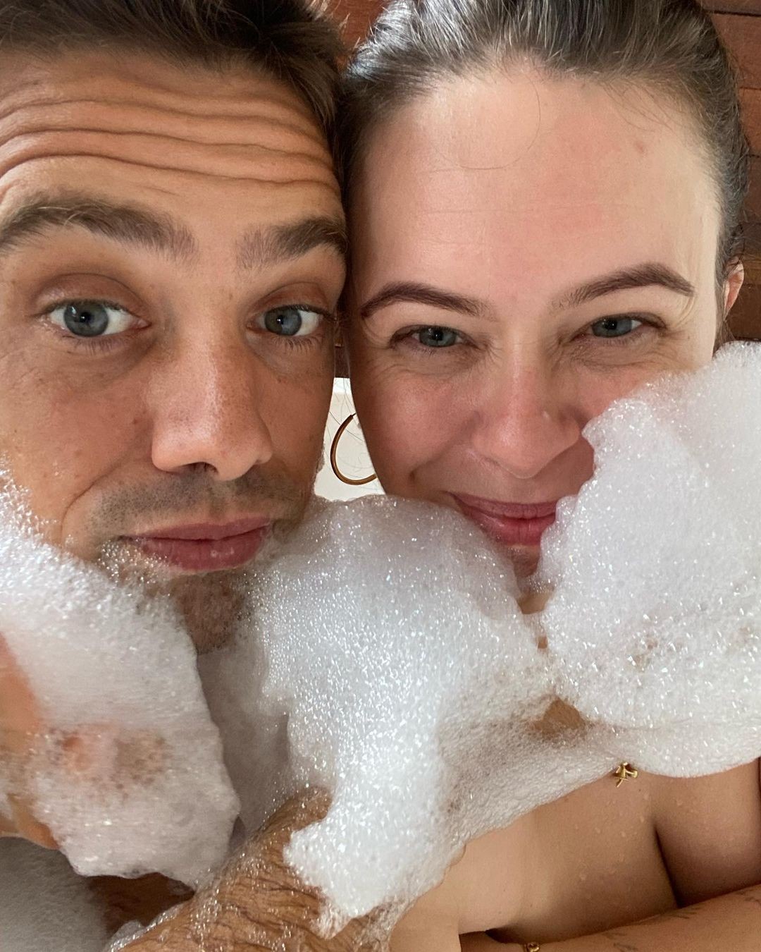 Mari Bridi e Rafael Cardoso aproveita 'vale night' com banho de espuma (Foto: Reprodução/ Instagram)