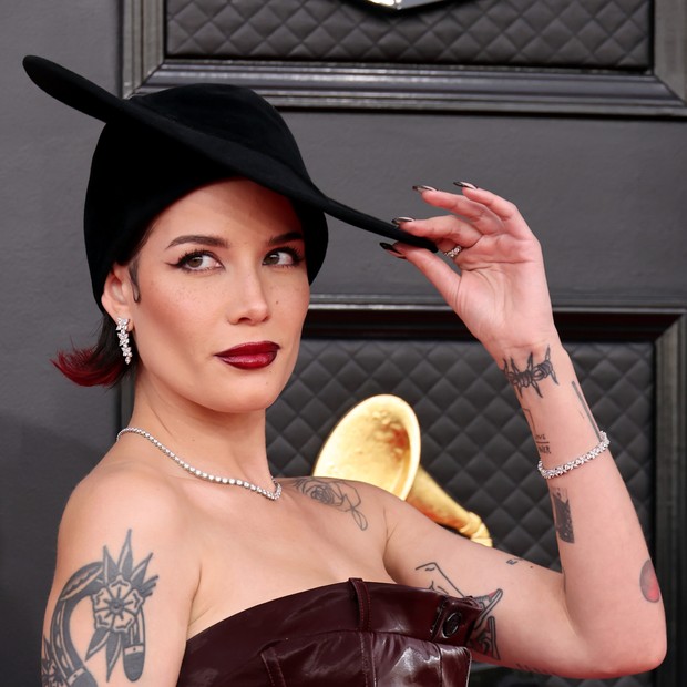 LAS VEGAS, NEVADA - APRIL 03: Halsey attends the 64th Annual GRAMMY Awards at MGM Grand Garden Arena on April 03, 2022 in Las Vegas, Nevada. (Photo by Amy Sussman/Getty Images) (Foto: Getty Images)