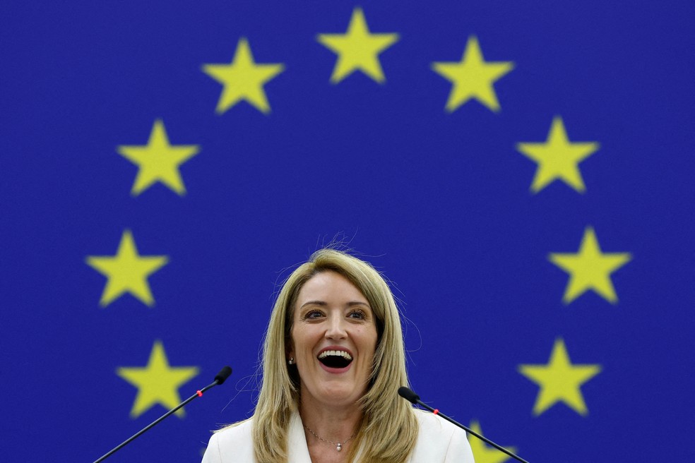 A nova presidente do Parlamento Europeu, Roberta Metsola, discursa durante sessão no plenário da casa legislativa, que fica em Estrasburgo, na França, em 18 de janeiro de 2022 — Foto: Gonzalo Fuentes/Reuters