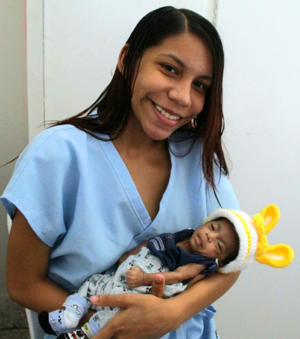 Thais Rodrigues, 18, mãe do pequeno Edgar Lorran, de apenas 2 meses de vida — Foto: Divulgação/ Complexo SCMS